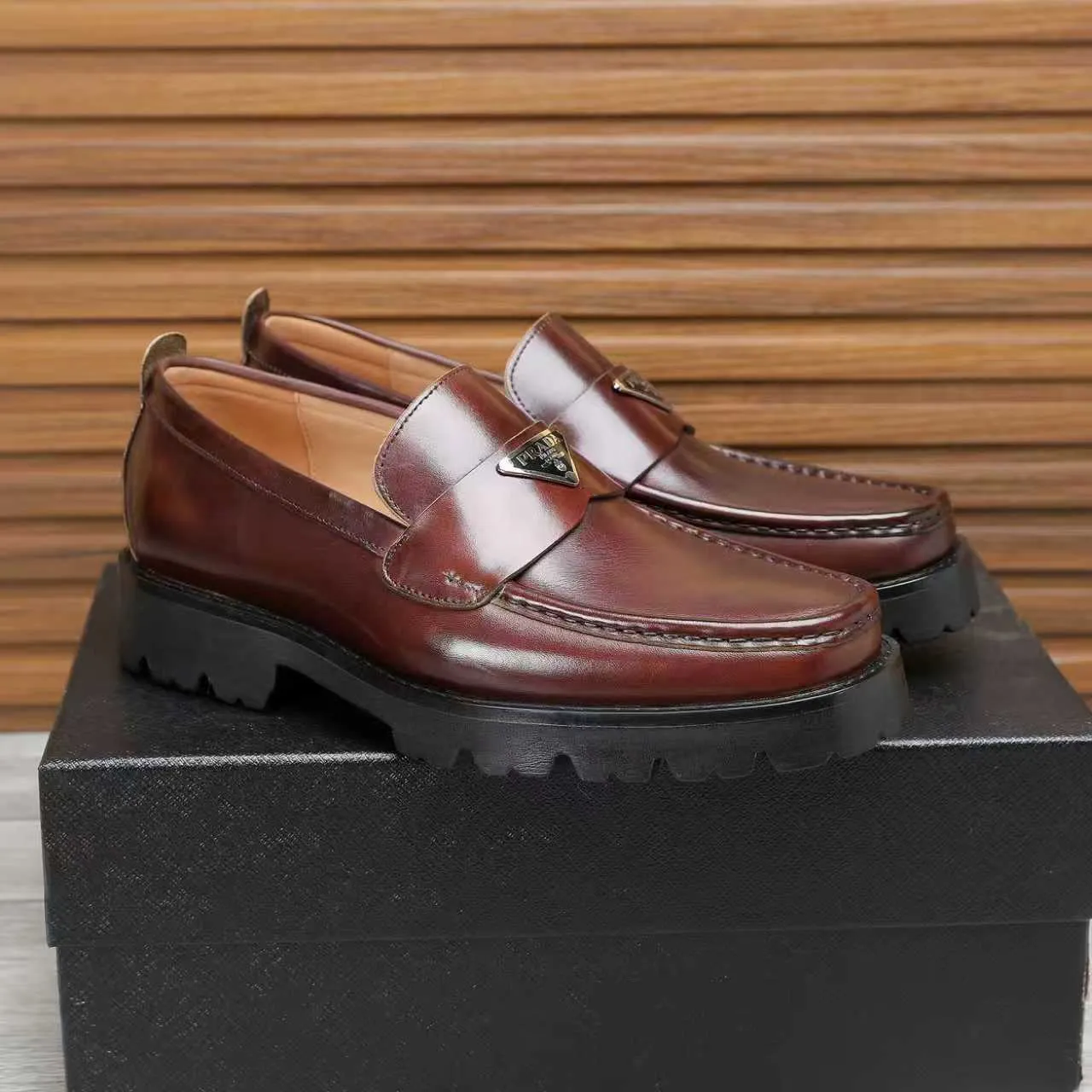 Men's shoes 💰540 💰💰🎩🎩【Prada】Counter 1:1⬆️original reproduction, absolute quality🆗original outsole, high-quality imported rubber, wear-resistant and non-slip, never degummed, upper material: imported first-layer cowhide➕anti-slip foam outsole, official website material, inner material: water-dyed leather lining, 6 colors available! Code number 38-45